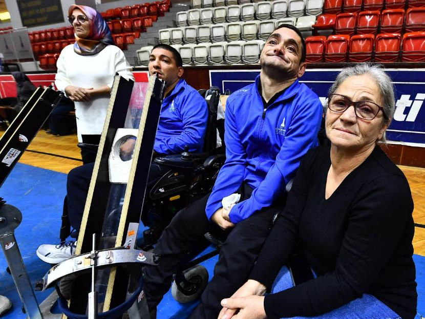 ENGELLERİ BİR BİR AŞTI KENDİ ‘EVREN’İNİ YARATTI