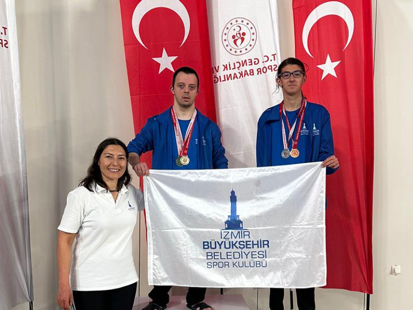 ÖZEL SPORCU YÜZÜCÜLERDEN MADALYA 