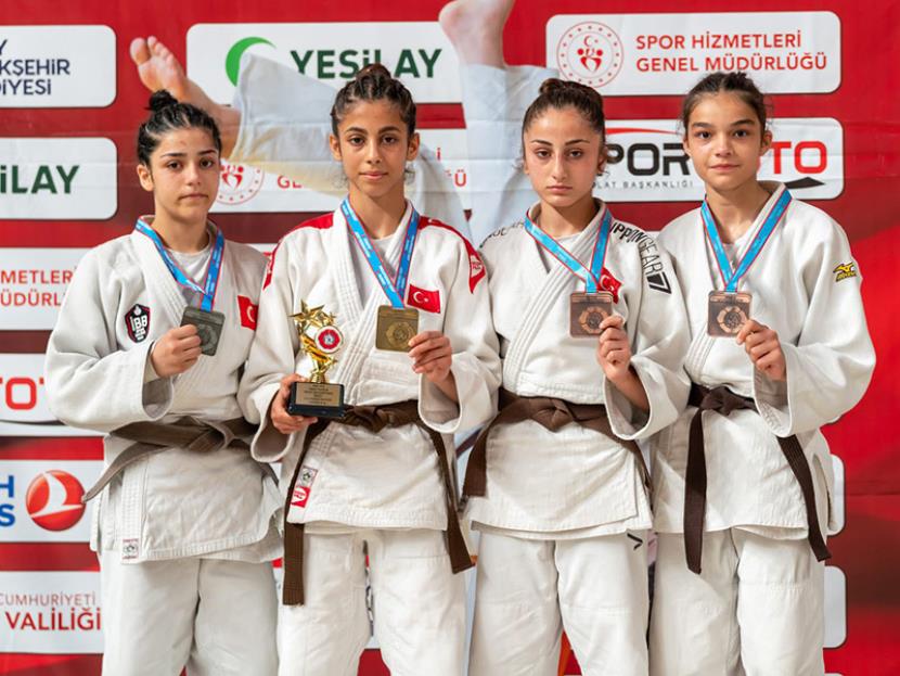 JUDOCULARIMIZDAN 4 MADALYA 