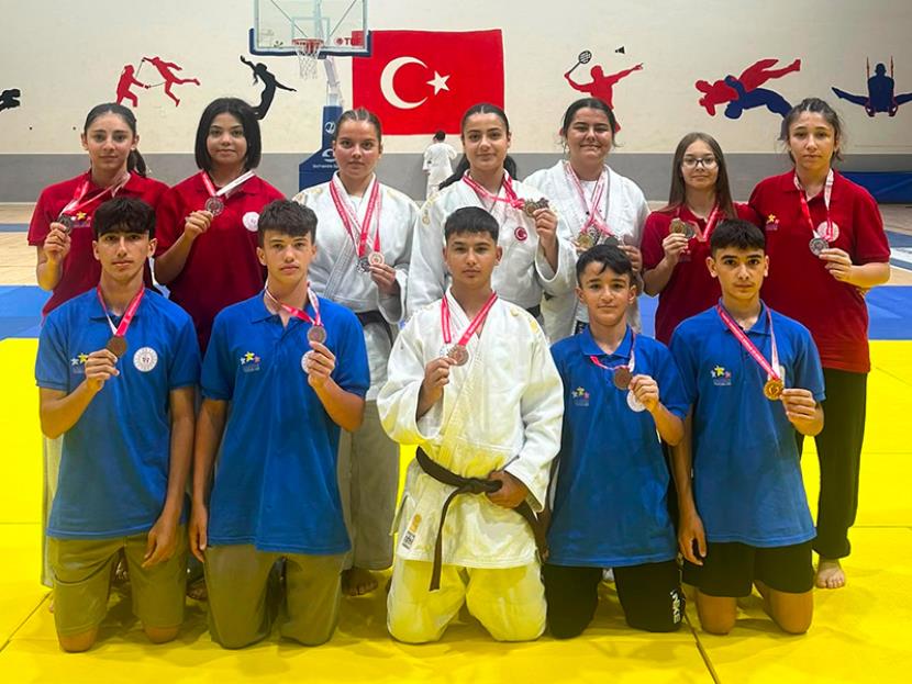 JUDOCULARIMIZDAN 12 MADALYA