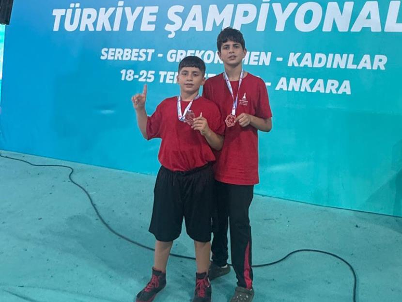 MİNİK GÜREŞÇİLERİMİZDEN ÇİFTE BAŞARI 